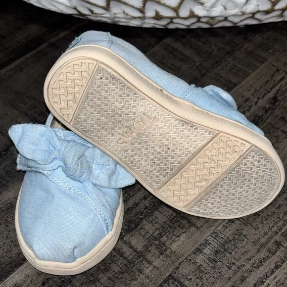 TOMS Tiny Bliss Light Blue Speckled Chambray Dots Bow Slip-On Shoes SZ7 - Picture 7 of 8
